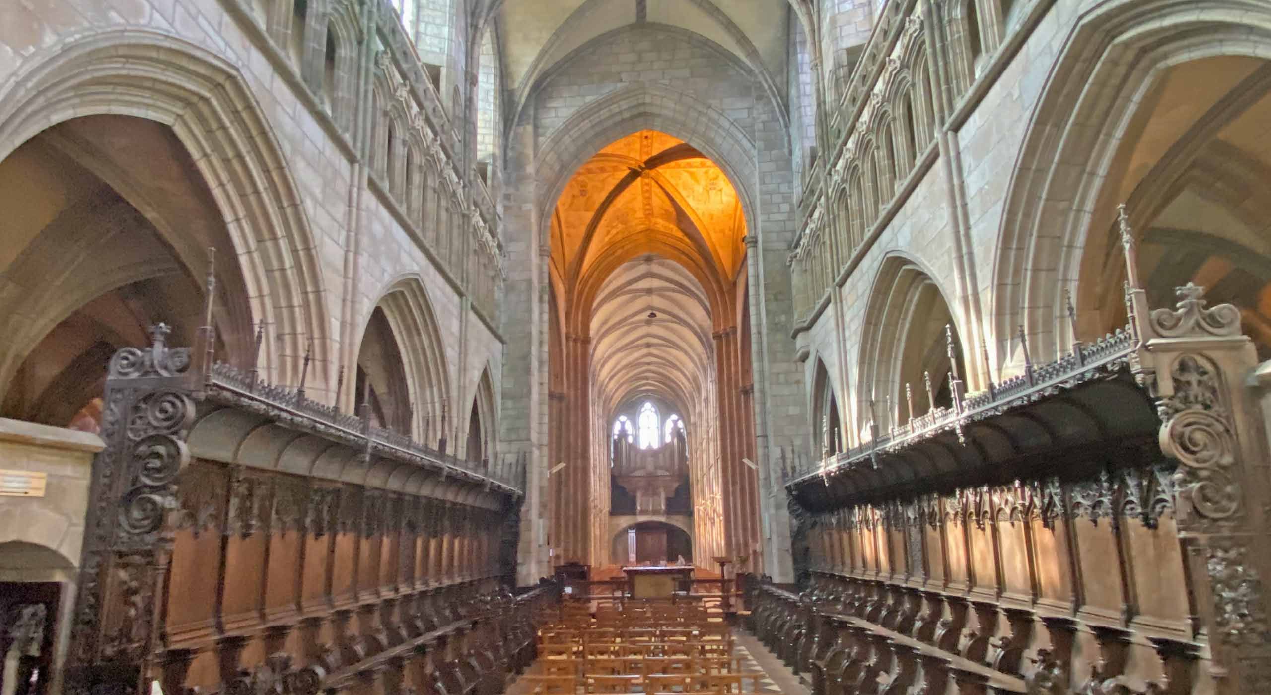 une acthédrale immense à Saint-pol de léon