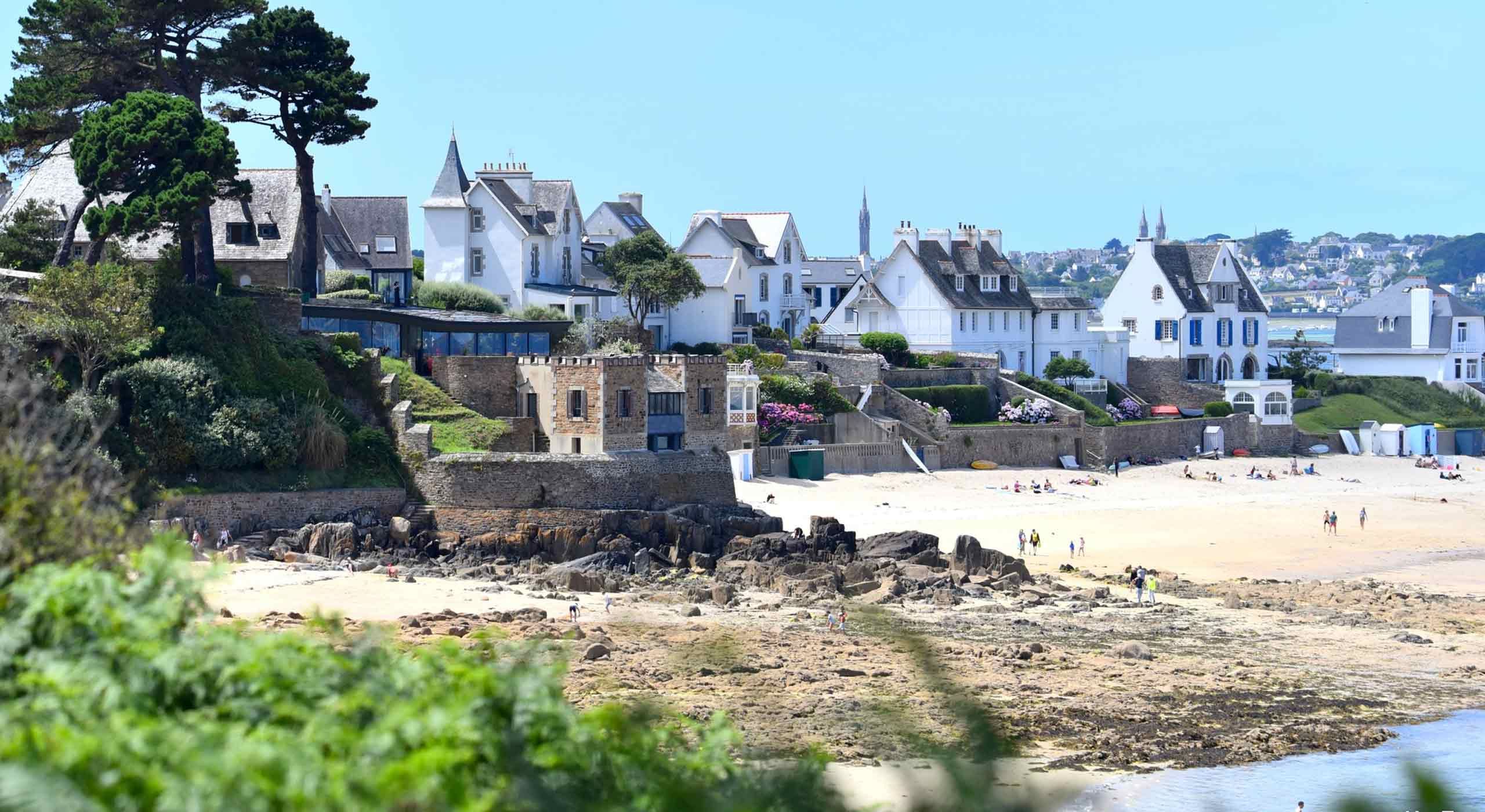 La plage de la Grève Blanche, très appréciée des familles, est dominée par des villas du début du 20ème siècle et compte quelques cabines de plage.